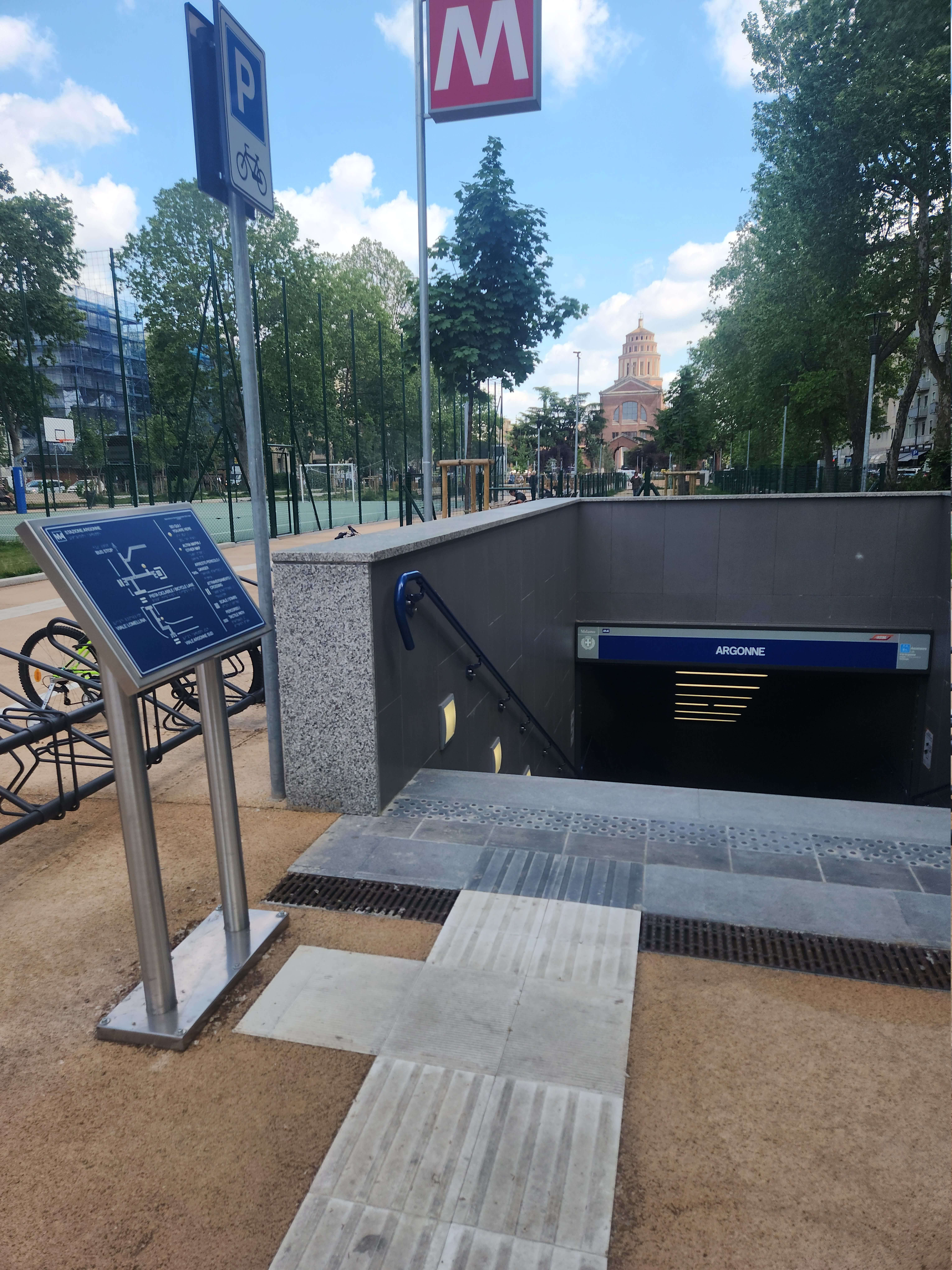Pannello con mappa tattile all'ingresso della stazione metropolitana Argonne, integrato con i percorsi a terra per disabili visivi.
